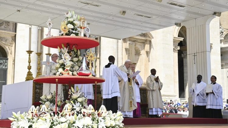 Papa Francesco presiede la celebrazione