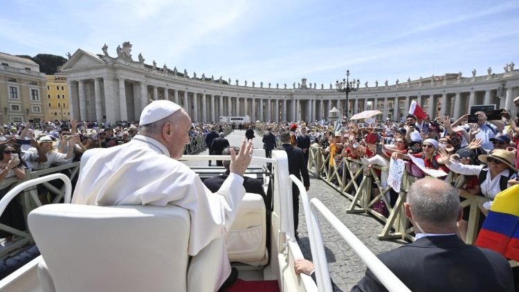 Papa Francesco saluta i fedeli in Piazza