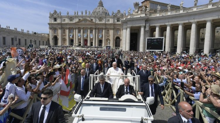 Papež v otevřeném džípu zdraví dav na Svatopetrském náměstí a Via della Conciliazione