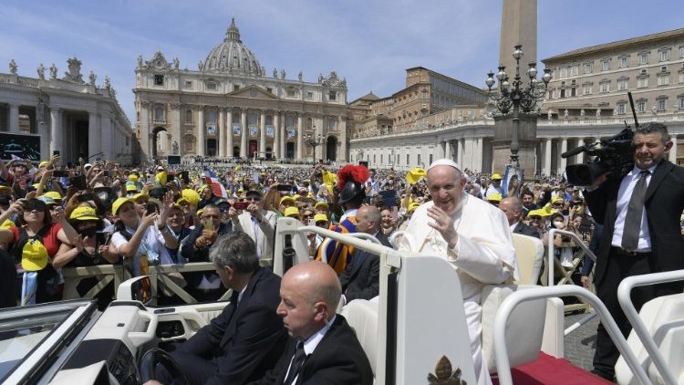 O Papa Francisco fazendo um giro de papamóvel na Praça São Pedro após a missa de canonização de dez novos santos