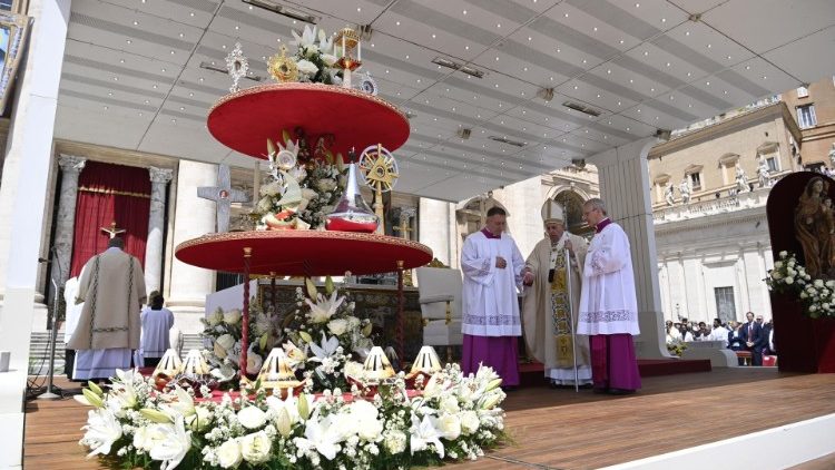 El 15 de mayo pasado, el Papa Francisco presidió la santa misa con el rito de canonización de 10 beatos. (Vatican Media)