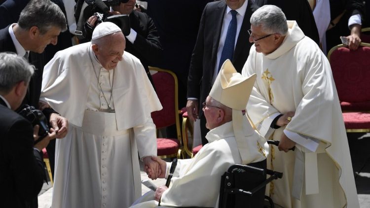 Po skončení mše papež přistoupil ke koncelebrantům, aby je osobně pozdravil