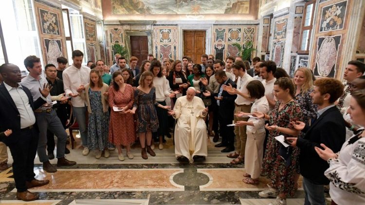Папа Франциск на встрече с общиной Chemin Neuf (Ватикан, 16 мая 2022 г.)