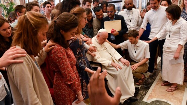 Il Papa prega con i giovani di Chemin Neuf