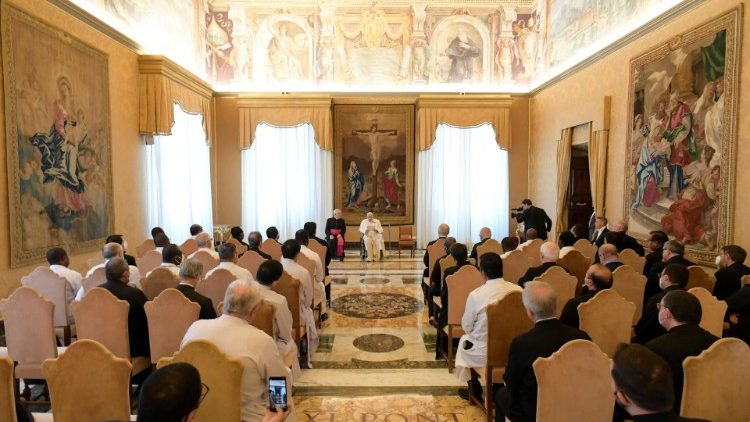 Nella Sala del Concistorio, l'incontro del Papa con i sessanta partecipanti al capitolo generale dell'Ordine dei Ministro degli infermi