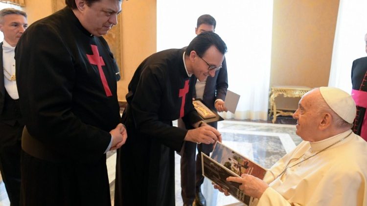 Le Pape et des membres de l'Ordre des Clercs réguliers pour les Malades, ce lundi 16 mai 2022.