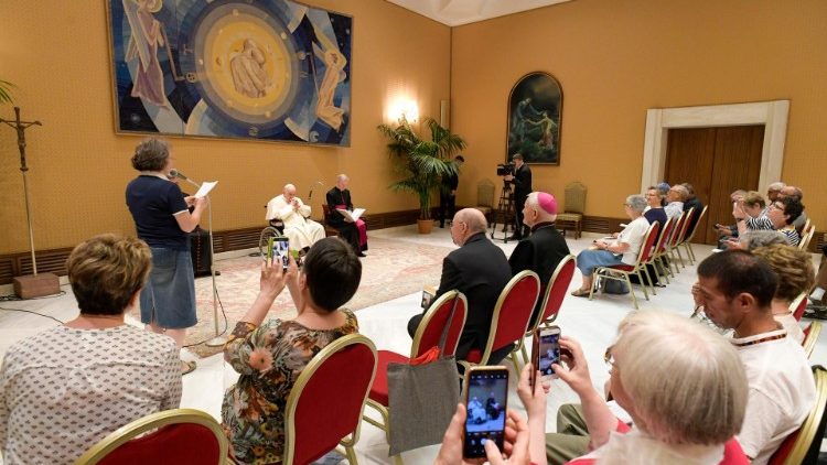 Папа Франциск на встрече с членами Ассоциации духовной семьи св. Шарля де Фуко (18 мая 2022 г.)