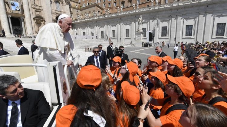 Papa Francesco con un gruppo di ragazzi prima dell'udienza
