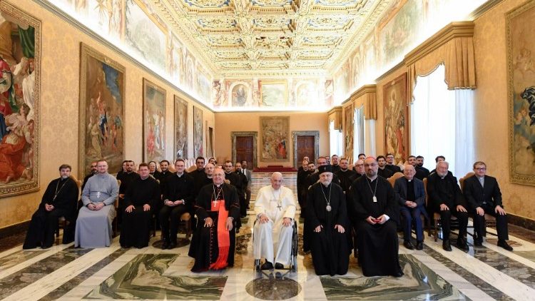 Papež Frančišek s člani skupnosti romunskega kolegija Pio v Rimu.