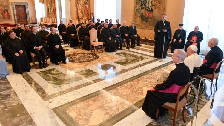 Папа Франциск на встрече с румынскими священниками-студентами (Ватикан, 2022 г.)