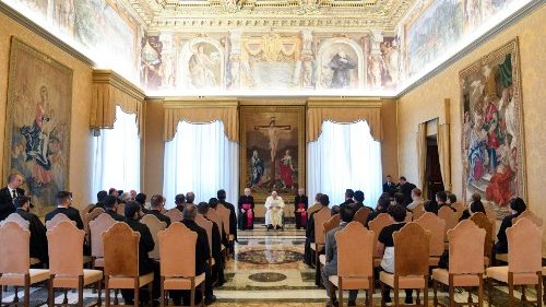 Le Pape au Collège pontifical roumain: nourrir ses racines pour transmettre la foi