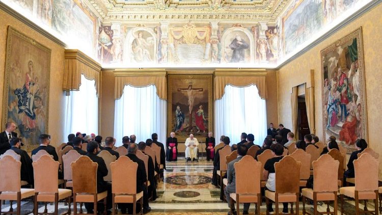Le Pape a reçu les membres du Collège pontifical roumain de Rome, au Palais apostolique, le 19 mai 2022. 