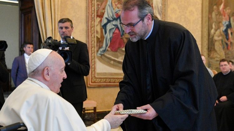 Papa amekutana na Jumuiya  ya Taasisi ya Kipapa ya Pio ya Romania