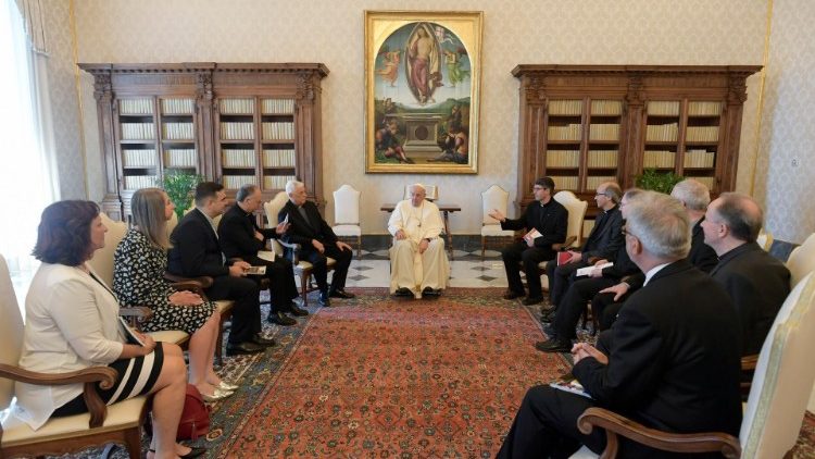 Papež František při setkání se zástupci jezuitských časopisů 19. května