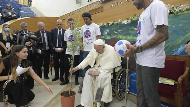 Pope with soccer players at Scholas international launch