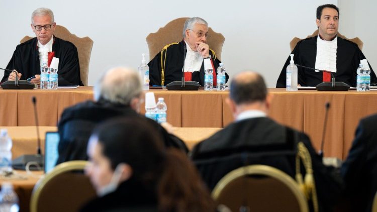 Il processo nell'Aula dei Musei Vaticani per i presunti illeciti compiuti con i fondi della Santa Sede