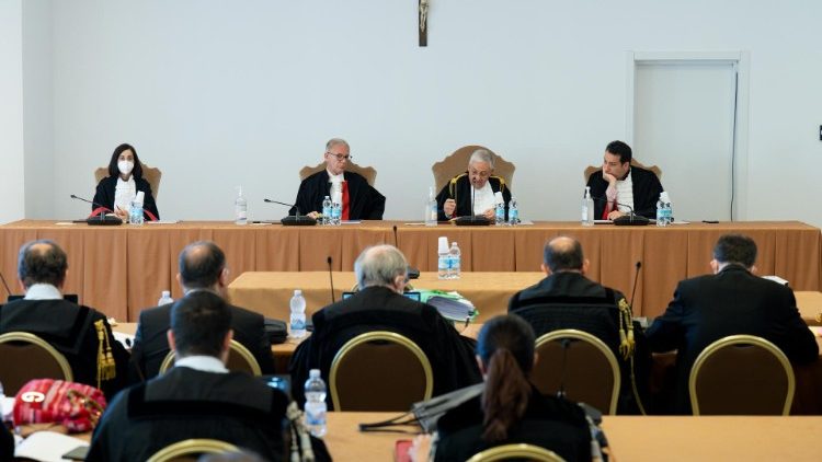 Uma imagem da audiência no processo sobre o suposto uso ilícito de fundos da Secretaria de Estado (Vatican Media)