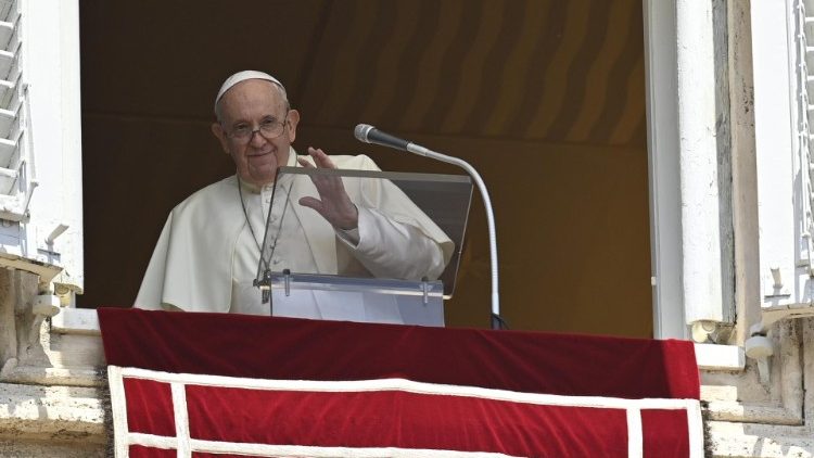 Папата Фрањо за време на молитвата Царице небесна на 22 мај 2022 година