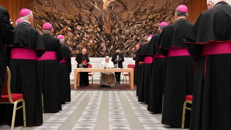 Papež Frančišek z italijanskimi škofi