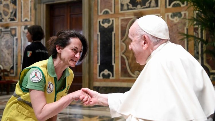 Papa i volonterka Talijanske civilne zaštite