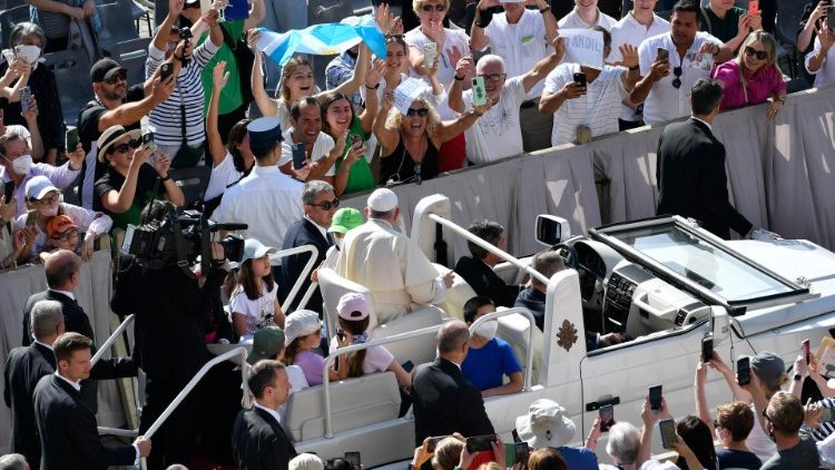El Papa saluda a un grupo de argentinos desde el papamóvil