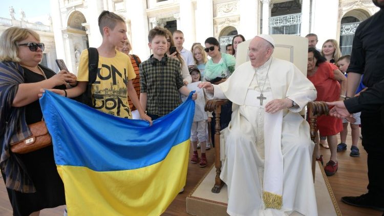 Alcuni pellegrini mostrano al Papa la bandiera dell'Ucraina