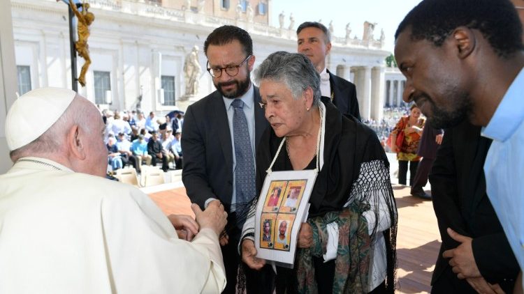 El Papa Francisco y María Herrera al final de la Audiencia General del 25 de mayo 2022.