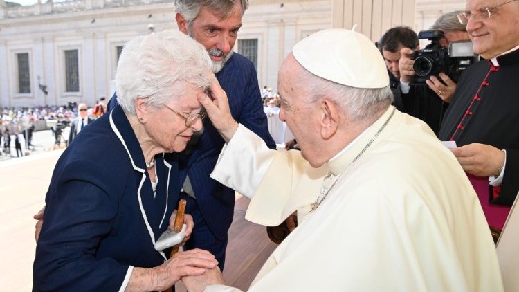 Le Pape François bénissant Rina Meucci, centenaire depuis octobre 2021, lors de l'audience générale du 25 mai 2022. 