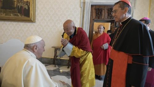 Pape?: Je?í? a Buddha utvá?eli mír a hlásali nenásilí