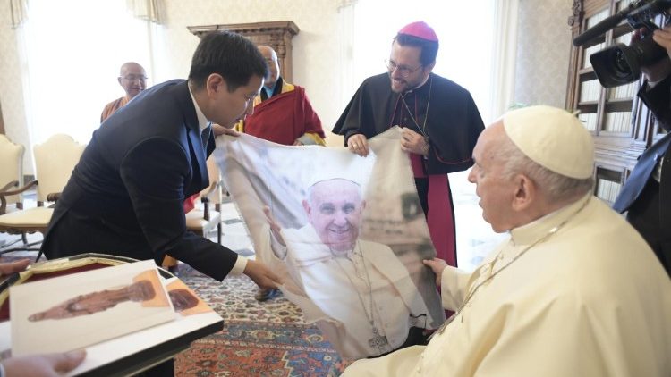 Il Papa durante un'udienza con autorit buddiste della Mongolia (archivio)