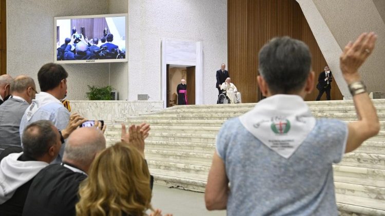 I membri del movimento accolgono Papa Francesco
