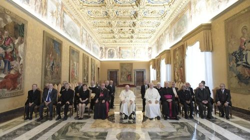 Papež: Studium dějin je jako stavitelství mostů