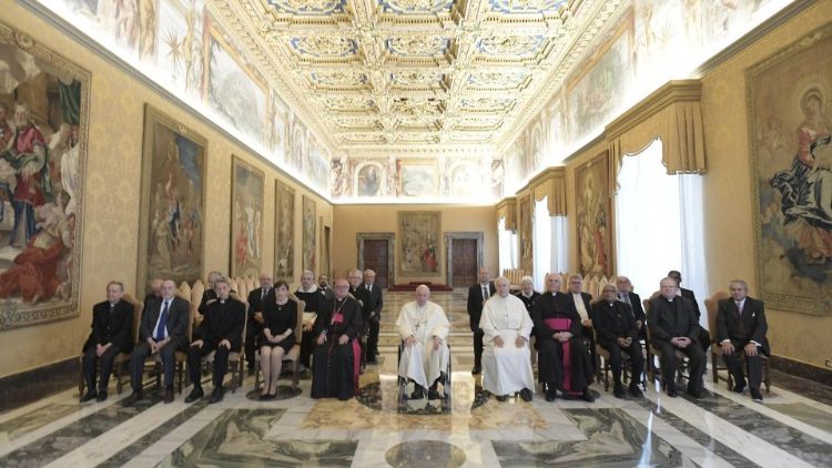 El Papa recibe al Comité Pontificio para las Ciencias Históricas en la Sala del Consistorio del Palacio Apostólico