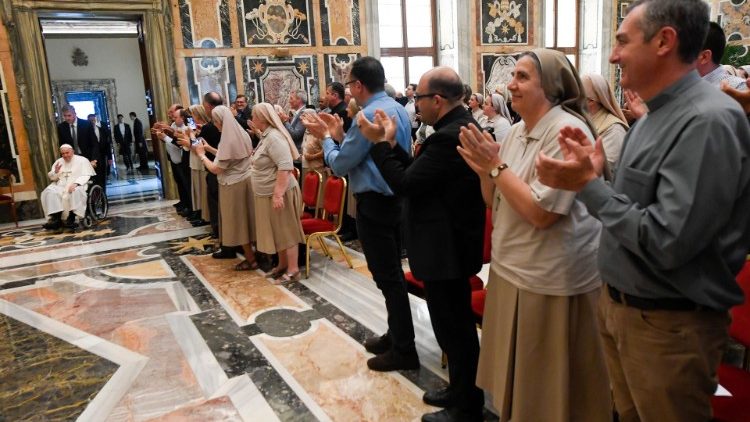 Il Papa fa il suo ingresso nella Sala Clementina