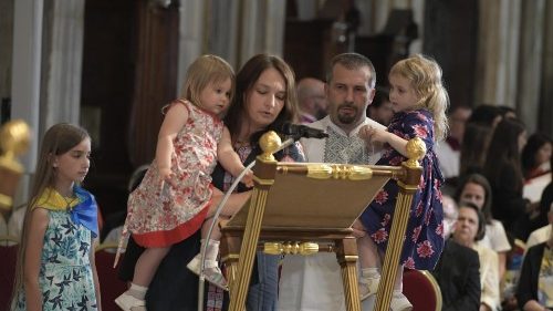 Oksana, giovane mamma ucraina, prega il Rosario con il Papa