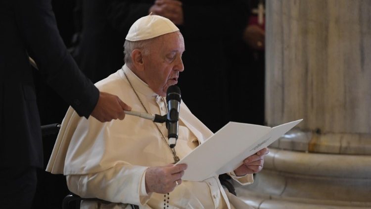 Papst Franziskus beim Rosenkranzgebet zum Ausklang des Marienmonats