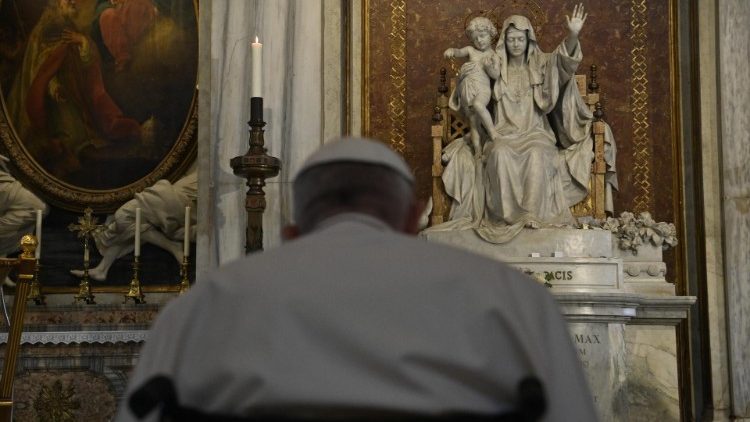 Papst Franziskus vor der Statue der Maria Regina Pacis