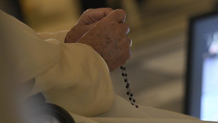 Papst Franziskus betet den Rosenkranz für den Frieden