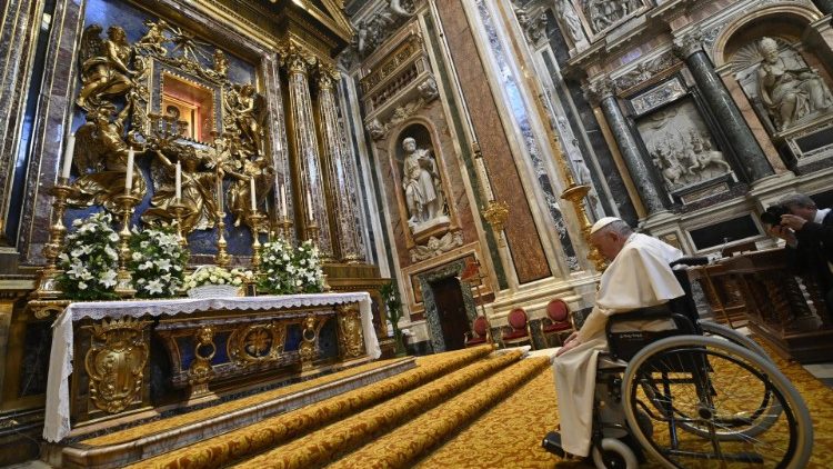 Papa Francisc în fața icoanei ”Salus Populi Romani” din bazilica romană  ”Santa Maria Maggiore”.