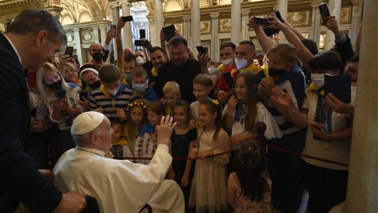Der Papst mit Erstkommunionkindern, die am Rosenkranz teilgenommen haben
