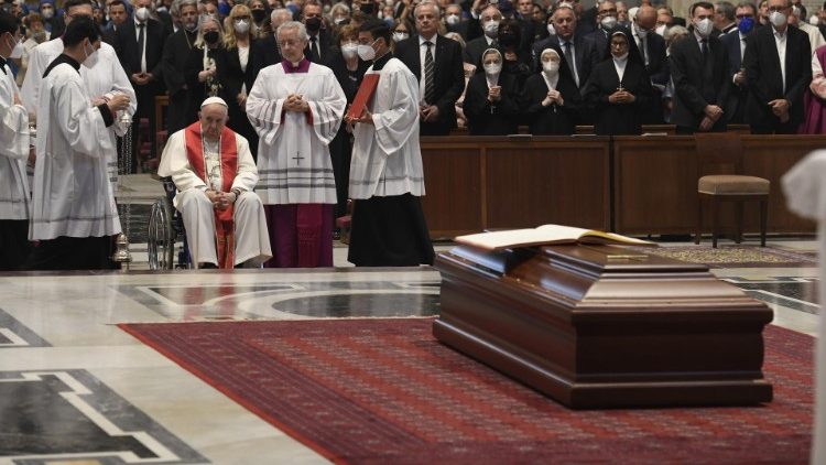Popiežius Pranciškus prie Angelo Sodano karsto vadovauja atsisveikinimo apeigoms