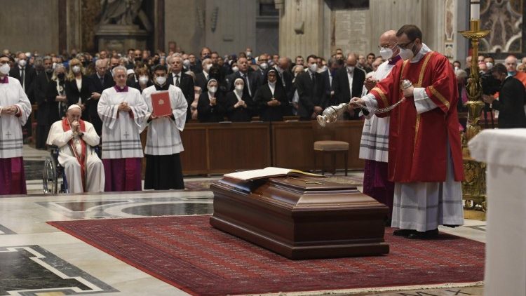 Dernier rite des funérailles présidé par le Pape François.