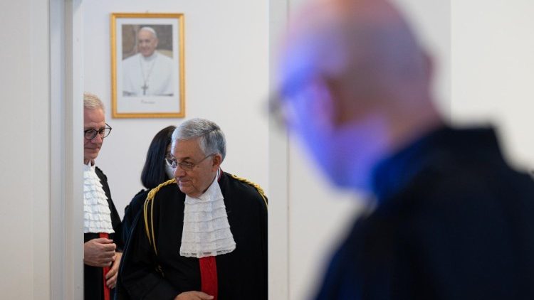 Juicio que se celebra en el Vaticano por presuntos manejos ilícitos de los fondos de la Santa Sede