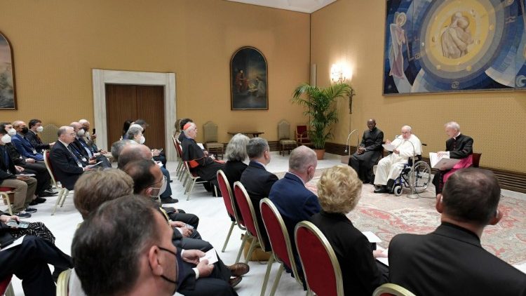 Le Pape et les participants du congrès lié au Pacte éducatif global, le 1er juin 2022 au Vatican. 