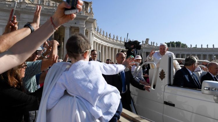 Papież pozdrawia uczestników spotkania w Lednicy