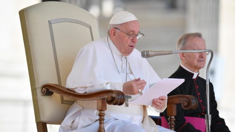 Papa Francesco legge la catechesi dell'udienza generale