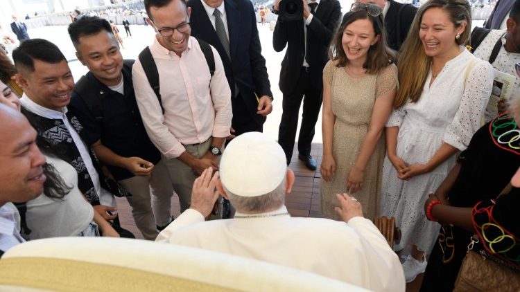 Los jóvenes del programa saludan al Papa luego de la Audiencia General del 1° de junio. (Vatican Media)