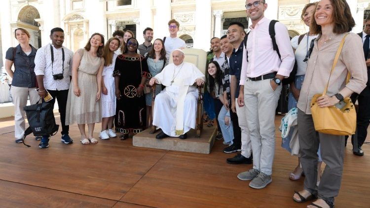 Los jóvenes participantes del programa con el Papa Francisco luego de la Audiencia General del 1° de junio.