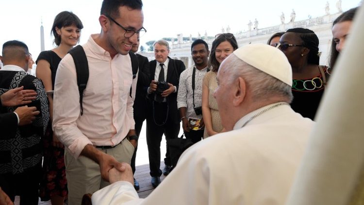 Los jóvenes del programa saludan al Papa luego de la Audiencia General del 1° de junio. (Vatican Media)