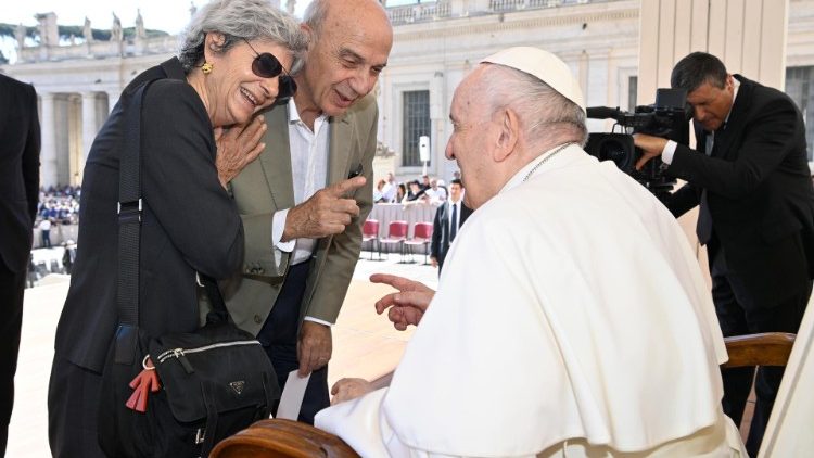 Due anziani incontrano il Papa al termine dell'udienza
